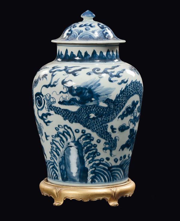 Vaso in porcellana bianca e blu con coperchio raffigurante dragoni, Cina, Dinastia Qing, transizione epoca Shunzhi (1644-1661)