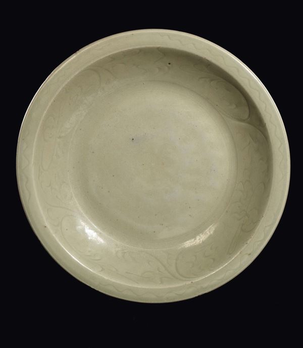 Grande piatto in porcellana Longquan Celadon, Cina, Dinastia Yuan (1279-1368)
