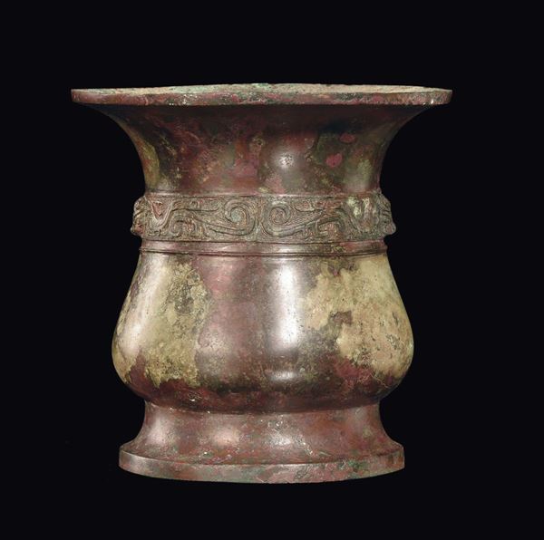 Raro vaso in bronzo cesellato a motivo arcaico con due mascheroni Taotie in rilievo, Cina, Dinastia  [..]