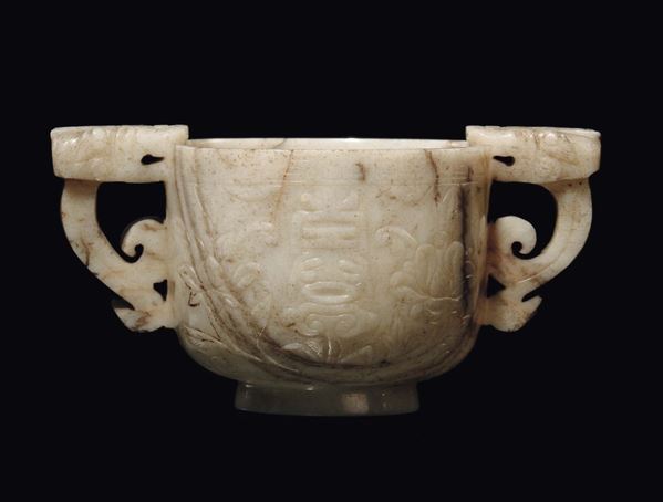 Coppa in giada arcaica con manici a guisa di drago, Cina, Dinastia Ming, XVII secolo