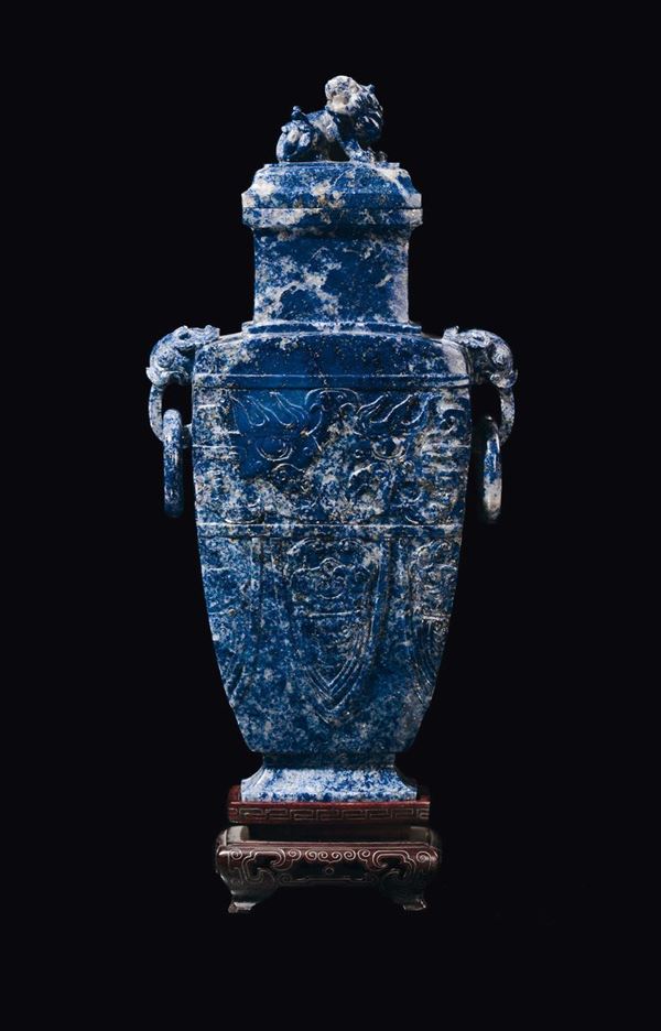 Vaso biansato con coperchio in lapislazzulo con incisione a decoro arcaico, Cina, Dinastia Qing, XIX secolo