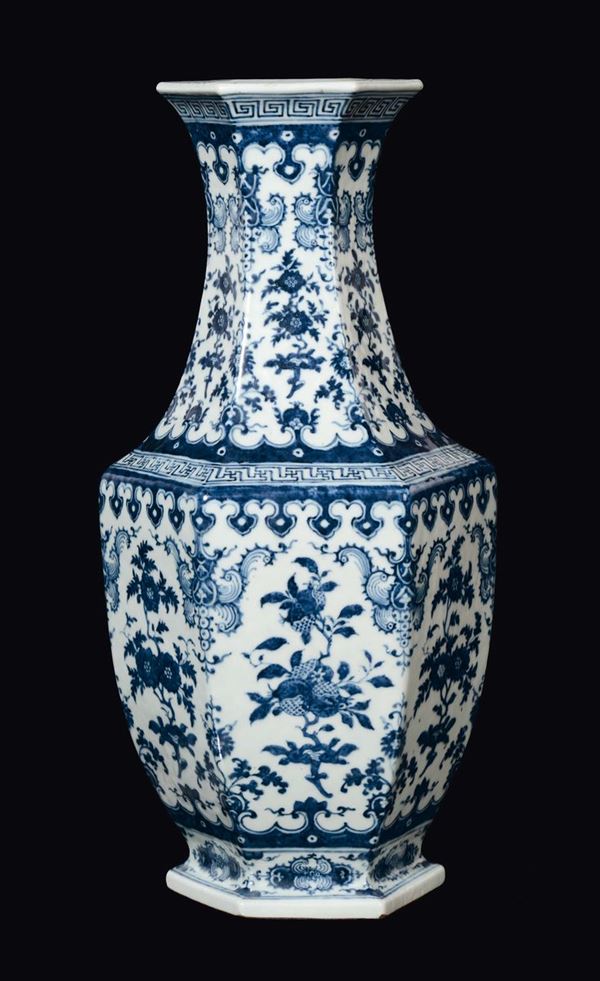 Grande vaso a base esagonale in porcellana bianca e blu a soggetto naturalistico, Cina, Dinastia Qing,  XIX secolo