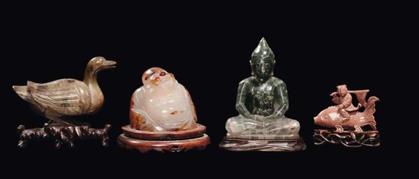 Lotto composto da sculture in pietre dure raffiguranti anatra, Amitaya, Buddah e fanciullo su pesce, Cina, Repubblica, XX secolo