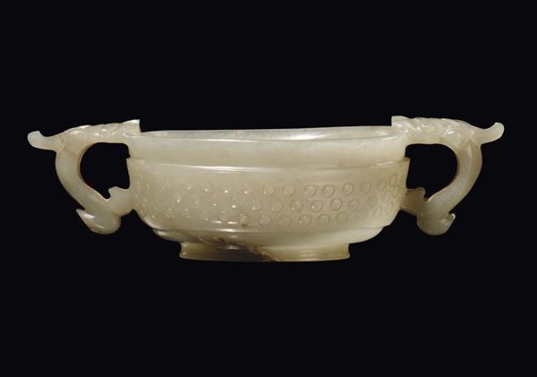 Coppa in giada bianca con manici a guisa di draghi, Cina, Dinastia Qing, epoca Qianlong (1736-1796)