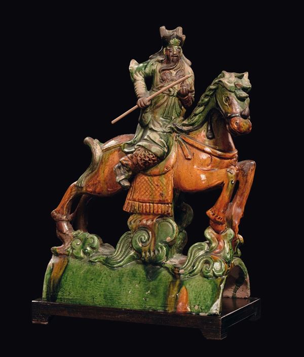 Terracotta smaltata sancai raffigurante guerriero a cavallo, Cina, Dinastia Ming, seconda metà del XVII secolo