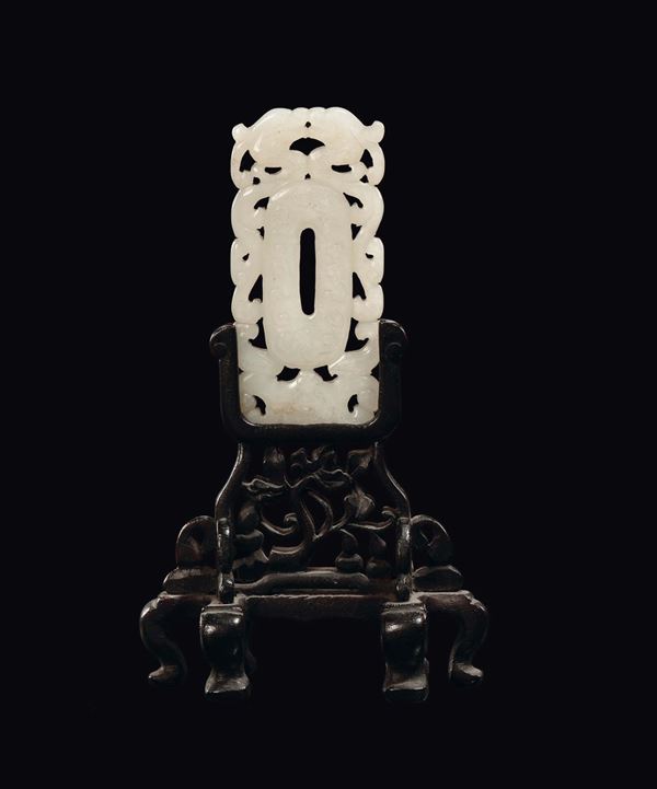 Placchetta Tzuba in giada bianca con base in legno, Cina, Dinastia Qing, epoca Qianlong (1736-1796)