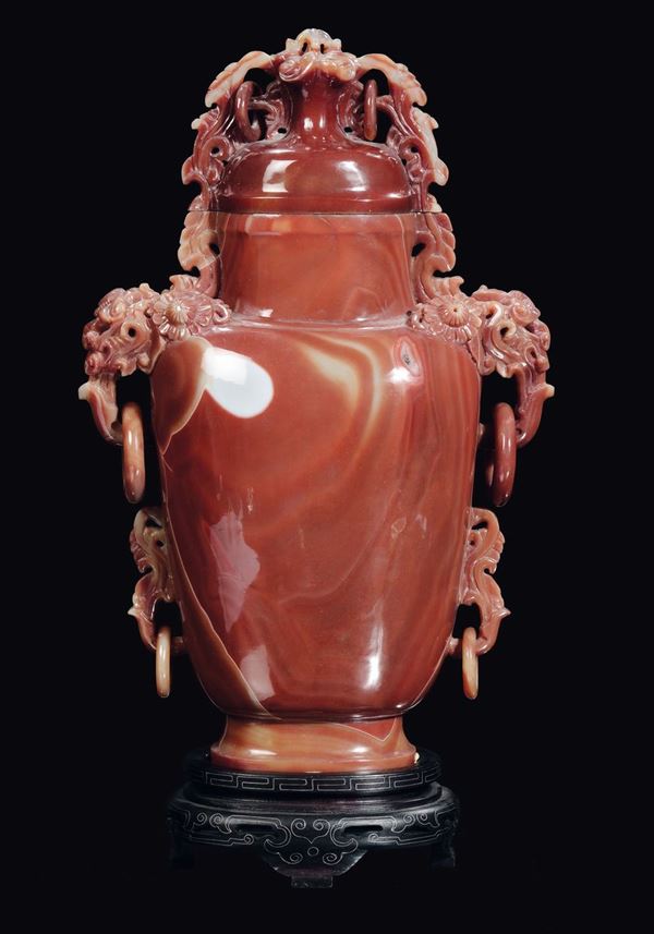 Grande vaso in agata o corniola arancione con anse ed anelli, Cina, Repubblica, XX secolo