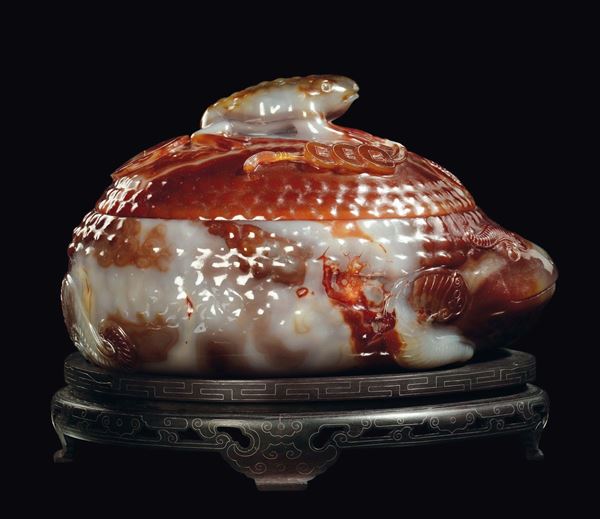 Zuppiera in agata a forma di rana nei toni del viola e dell'arancio, Cina, Repubblica, XX secolo