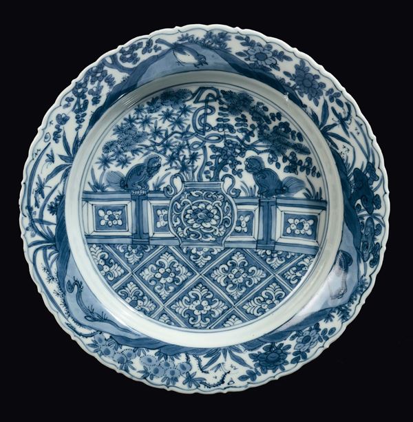 Raro piatto in porcellana bianca e blu con decoro di animali fantastici, Cina, Dinastia Ming. epoca Jiajing (1522-1566)