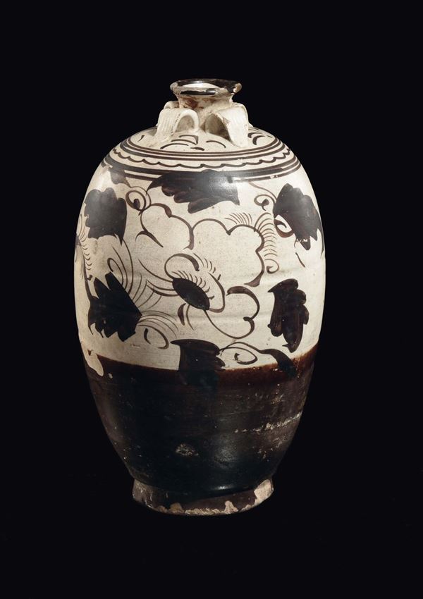 Bel vaso Citzu in moncromia marrone con fiori di loto stilizzalti di forma Meiping con quattro anse applicate, Cina, Dinastia Song (960-1279)