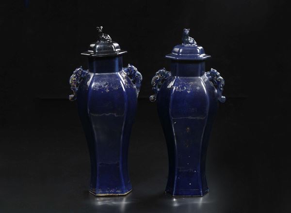 Coppia di vasi a balaustro con coperchio a fondo blu con decorazioni oro a freddo, Cina, Dinastia Qing, seconda metà XVIII secolo