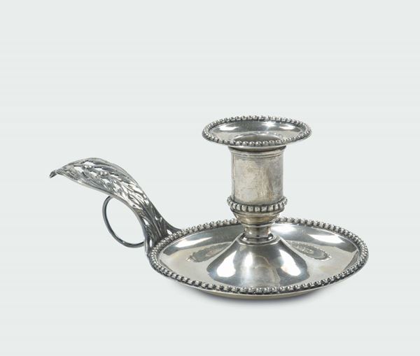 Bugia in argento fuso, sbalzato e cesellato. Manifattura italiana o francese del XVIII-XIX secolo
