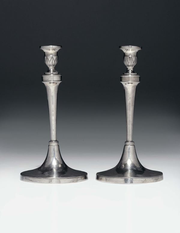 Coppia di candelieri in argento sbalzato e cesellato. Italia, Stati Pontifici (?), inizio XIX secolo