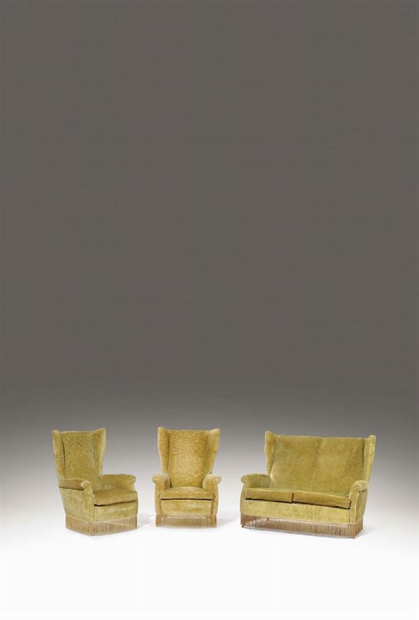 Salotto composto da divano e coppia di poltrone in legno con rivestimenti in velluto. Prod. Italia, 1950 ca.