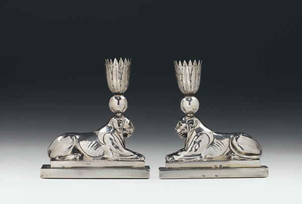 Coppia di candelieri di gusto retour d’Egypt in argento sbalzato e cesellato, Roma Vincenzo Secondo Belli, inizio XIX secolo