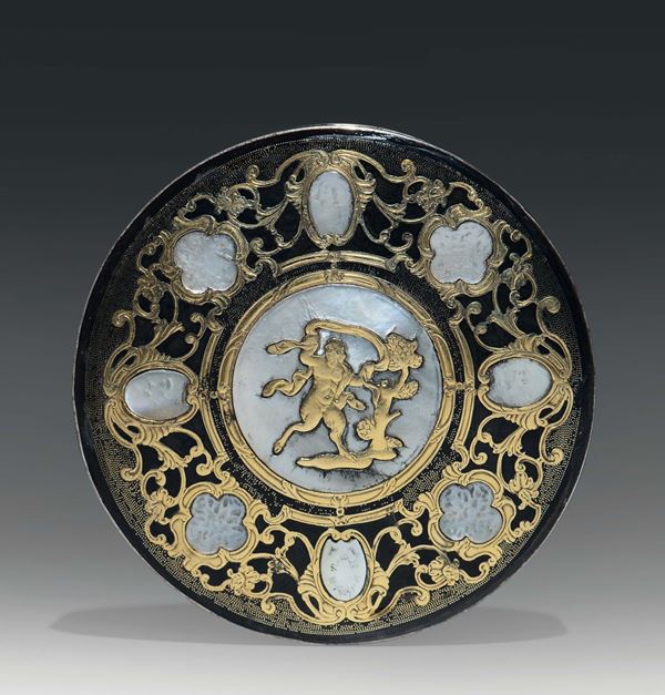 Tabacchiera circolare in tartaruga e finimenti in argento sbalzato ed inciso. Manifattura napoletana XVIII secolo