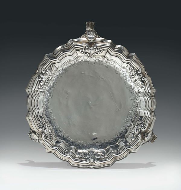 Alzata in argento sbalzato e cesellato. Argentiere del XVIII secolo