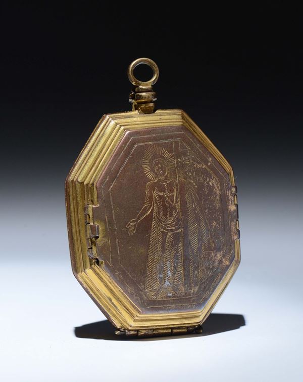 Pendente reliquiario bivalva in rame e bronzo dorato di forma ottagonale. Italia o Spagna inizi XVII secolo