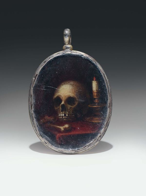 Pendente ovale in argento parzialmente dorato con miniatura raffigurante “memento mori”. Italia XVII secolo