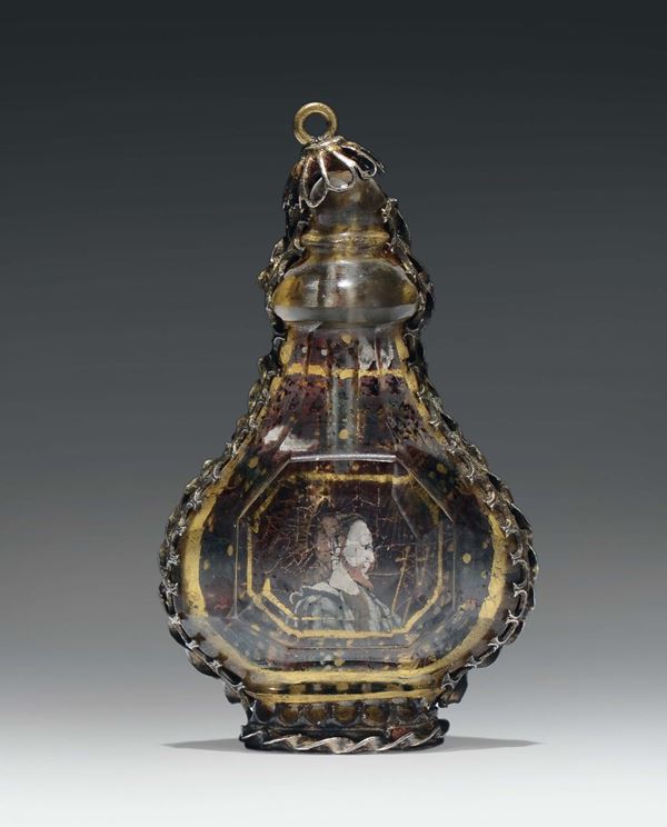 Fiaschetta reliquairio (?) con corpo in cristallo di rocca sfaccettato, finimenti in argento dorato. Spagna XVII-XVIII secolo