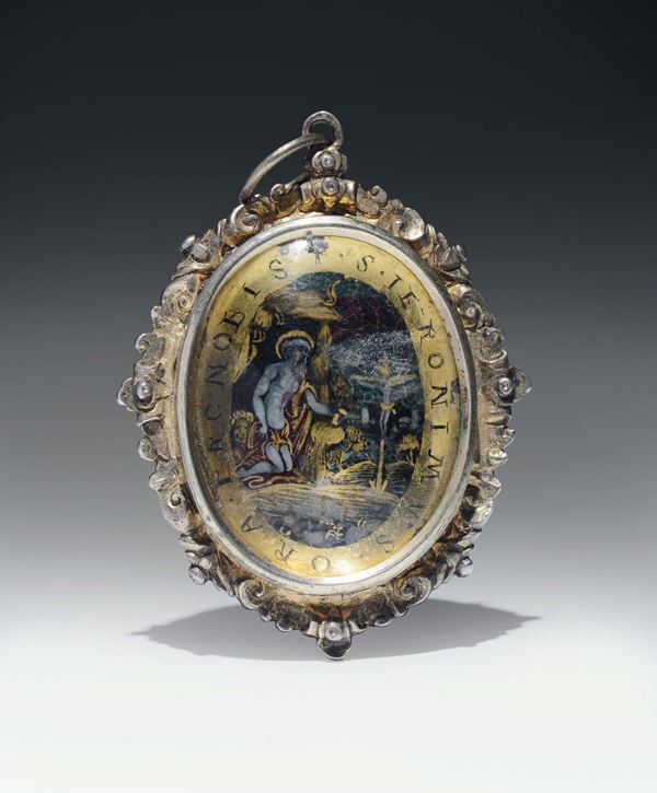 Pendente reliquiario di forma ovale in argento, argento dorato e vetro globulare in cristallo di rocca. Orafo dell’Italia del nord XVI-XVII secolo