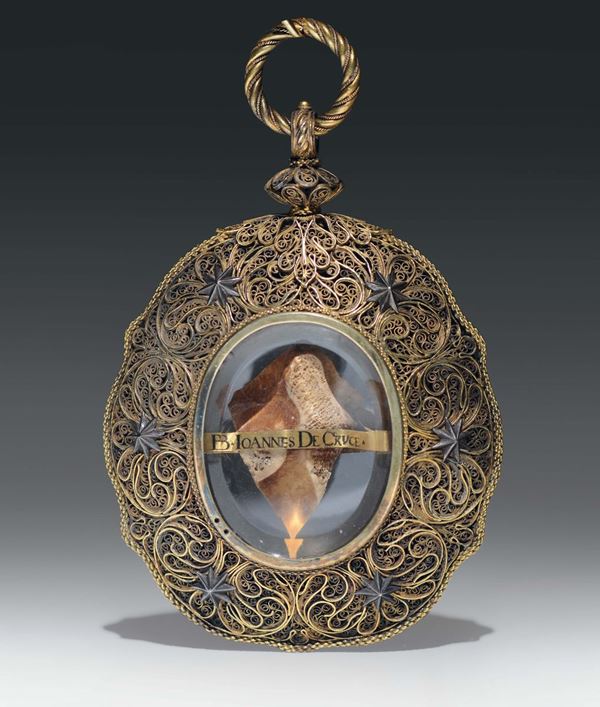 Importante pendente reliquiario in argento con filigrana dorata e cristallo di rocca contenente osso di “ B. Joannes De Cruce”. Italia XVII secolo