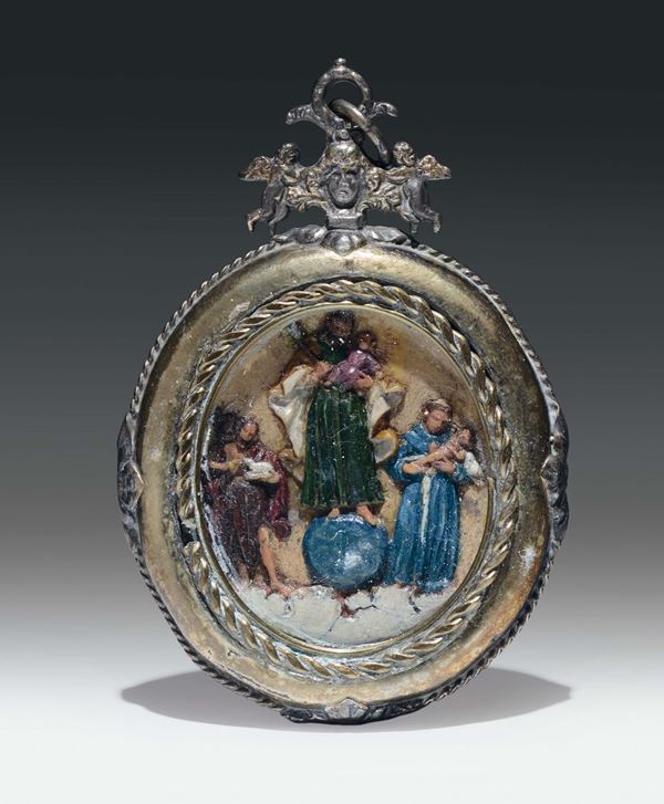 Pendente in argento fuso, sbalzato, cesellato e parzialmente dorato con raffigurazione di angeli. Italia o Francia XVII secolo