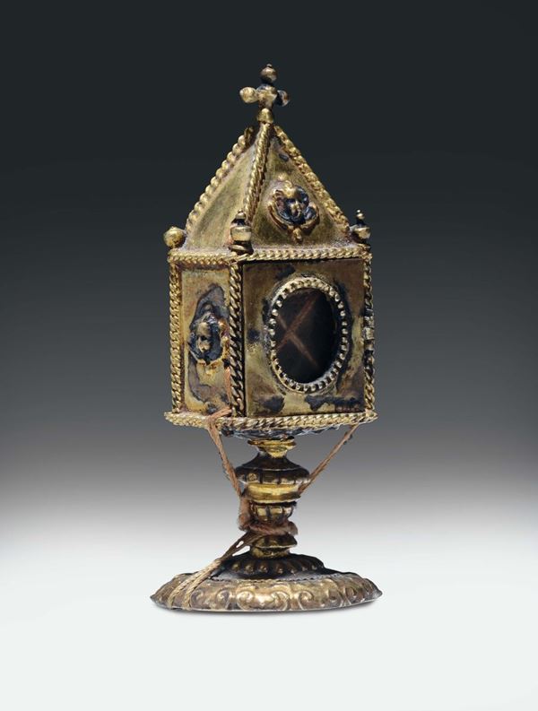Piccolo reliquiario di modello architettonico in rame dorato e cristallo di rocca, Toscana XVII secolo