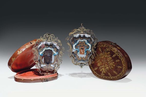 Coppia di pendenti reliquiari in cristallo di rocca sagomato e sfaccettato con bordi in filigrana dorata lavorata a volute. Italia, Milano, XVII-XVIII secolo