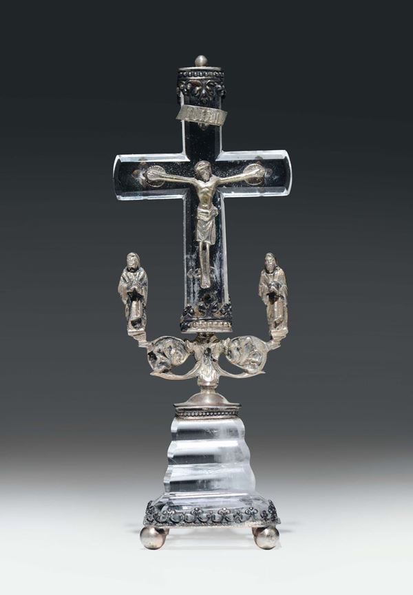 Croce da tavolo in argento dorato e cristallo di rocca. Germania o Spagna XVIII secolo