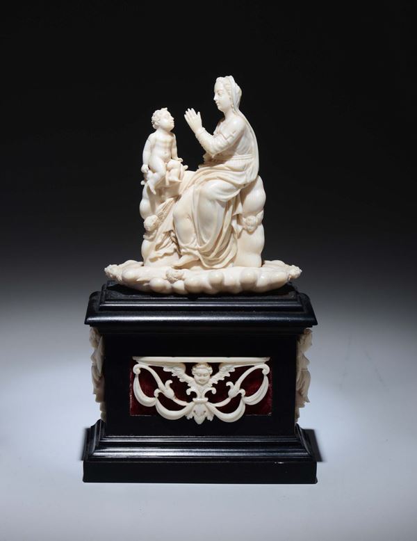 Gruppo in avorio scolpito raffigurante “Madonna della ghiara”. Italia centrale, inizio XVIII secolo
