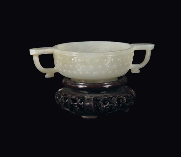 Ciotolina con manici in giada bianca con decoro a rilievo d'ispirazione arcaica, Cina, Dinastia Qing, epoca Qianlong (1736-1795)