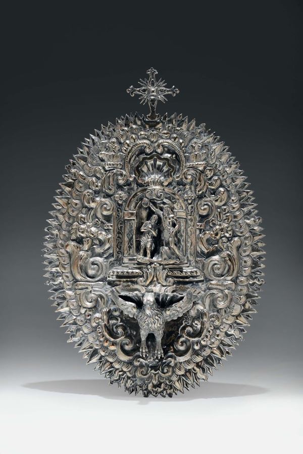 Importante acquasantiera in argento riccamente sbalzato e cesellato. Napoli 1619-1658