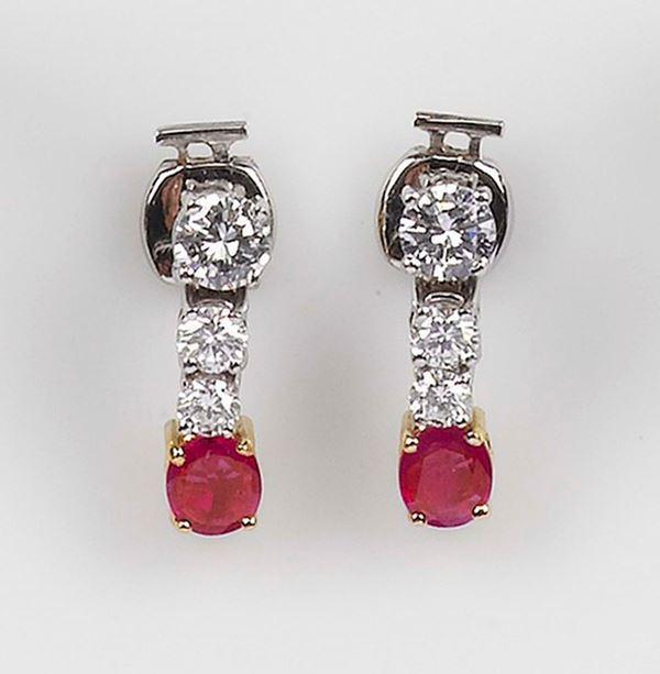 Orecchini pendenti con rubini Burma e diamanti taglio brillante
