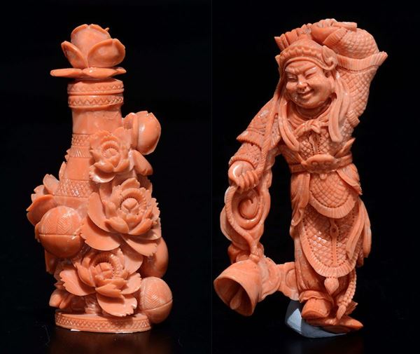 A lot of two small carved corals, a vase and flowers snuff bottle and a bell player figure, China, early 20th century