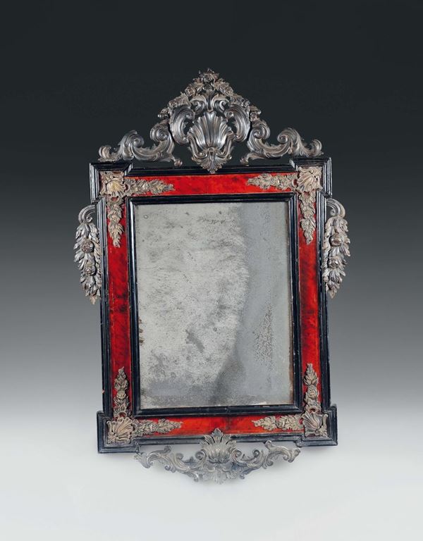 Rara specchiera in argento sbalzato e cesellato, legno nero e rosso, Genova, Punzone della Torretta per l’anno 1777