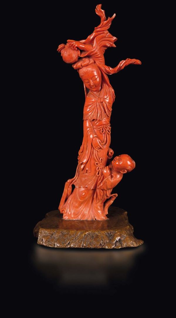 Grande scultura scolpita in corallo raffigurante Guanyin con fanciullo, Cina, Dinastia Qing, fine XIX secolo
