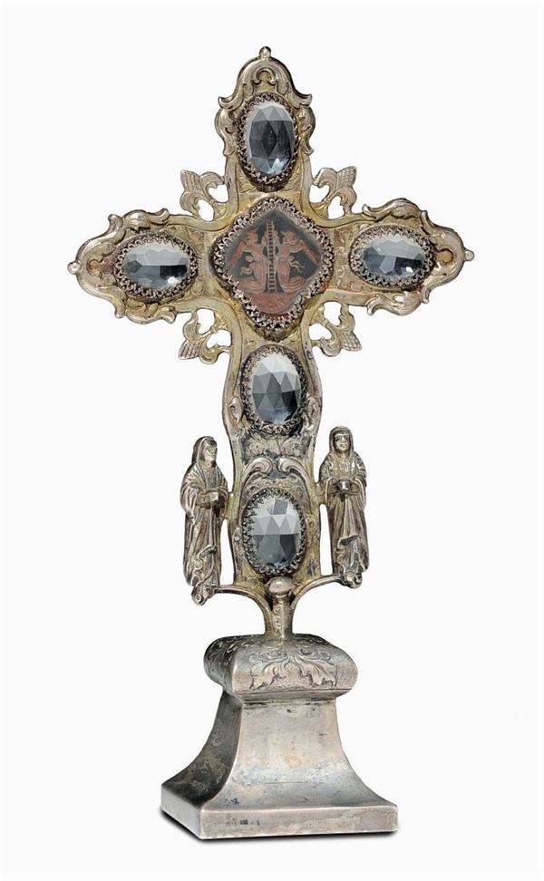 Croce in argento fuso, sbalzato, cesellato e cristallo di rocca inciso e sfaccettato. Orafo d’oltralpe del XVIII-XIX secolo