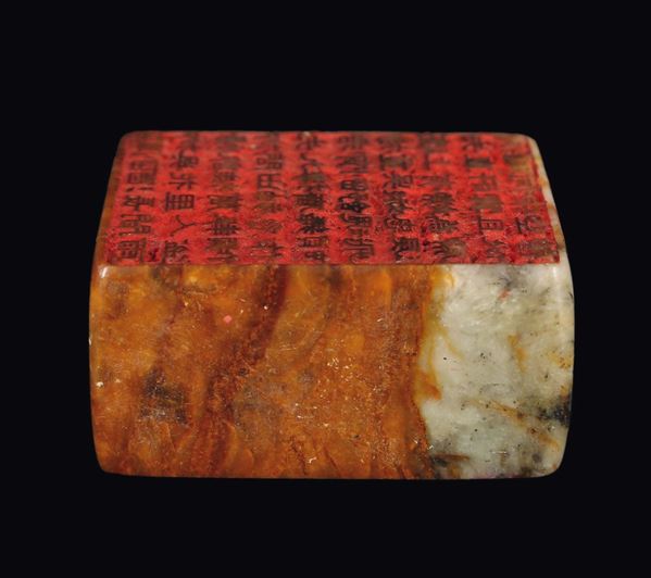 Sigillo di forma quadrata in giada bianca e russet, Cina, Dinastia Qing, XIX secolo