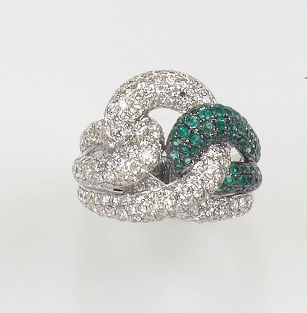 Anello nodo con pavé di diamanti e smeraldi
