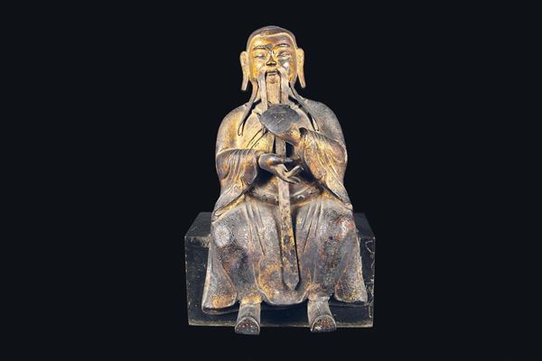 Figura di dignitario seduto con ruyi in bronzo con tracce doratura, Cina, Dinastia Ming, XVII secolo