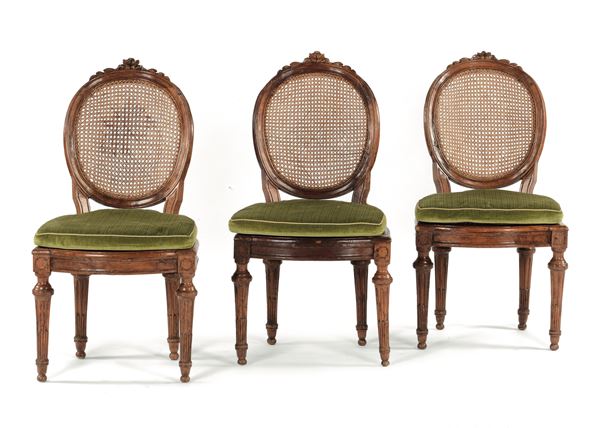 Tre sedie ovaline in noce, fine XVIII secolo
