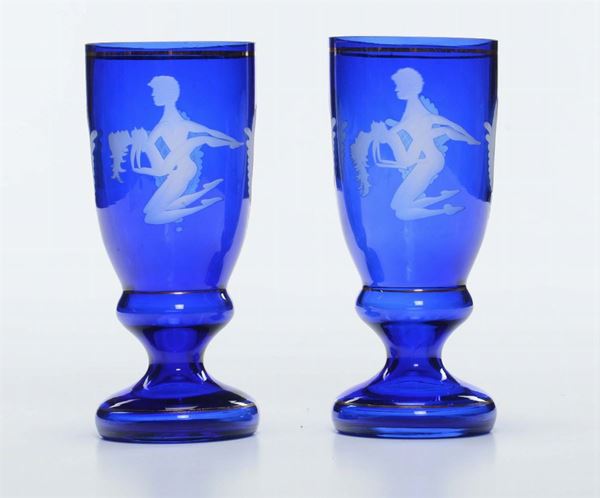 Due bicchieri in cristallo blu cobalto a soggetto erotico