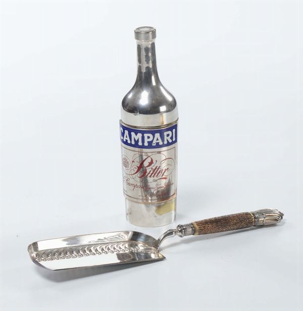 Lotto composto da una bottiglia Campari ed un raccogli briciole in argento, XX secolo