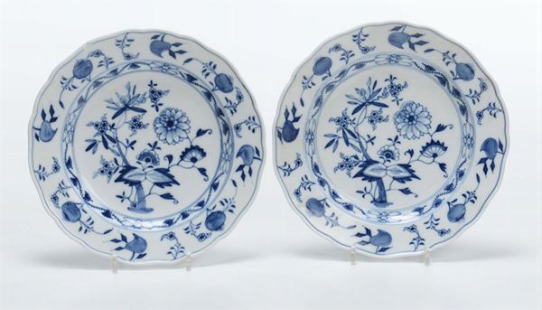 Due piatti piani in porcellana a decoro bianco e blu, Meissen XIX-XX secolo