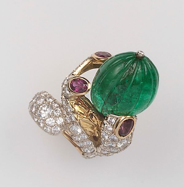 Anello con smeraldo Colombia taglio cabochon inciso, diamanti e rubini