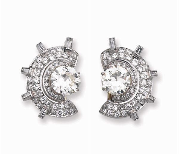 Orecchini Art Deco con diamanti centrali di vecchio taglio per ct 6,00 circa, diamanti taglio huit-huit e baguette a contorno