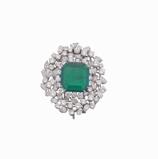 Bulgari. Spilla con grande smeraldo Colombia contornato da diamanti taglio brillante, navette e gocci [..]