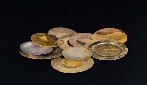 Gruppo di 11 patene in argento di varie epoche e manifatture