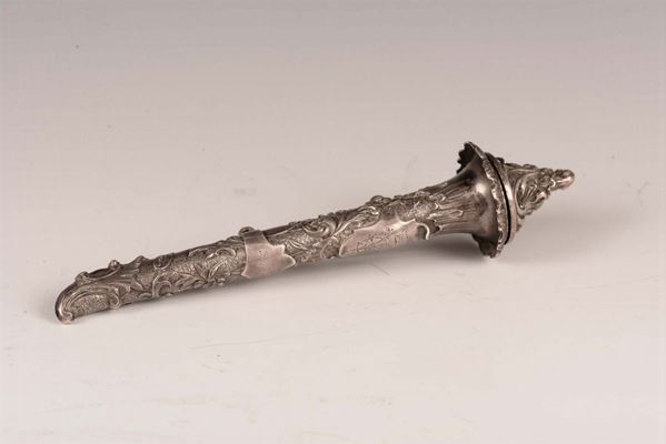 Contenitore in argento sbalzato a pellacce a forma di cornucopia, Italia XIX-XX secolo